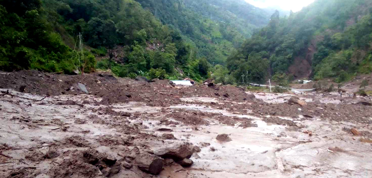 दोलखामा एक सातामा वर्षाका कारण तीनको मृत्यु, चार जना वेपत्ता